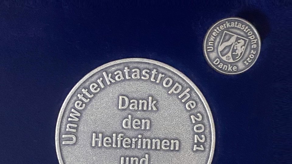 Flutmedaille, verliehen an Helferinnen und Helfer der Flutkatastrophe 2021, Vorder- und Rückansicht der Medaille
