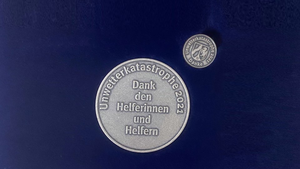Flutmedaille, verliehen an Helferinnen und Helfer der Flutkatastrophe 2021, Vorder- und Rückansicht der Medaille