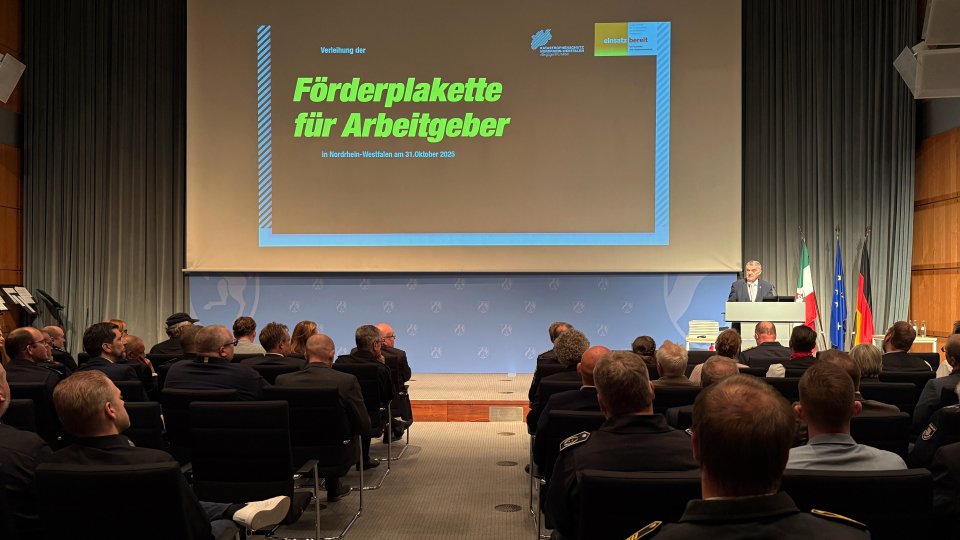 Veranstaltung zur Förderplakette in der Rotunde des Ministeriums