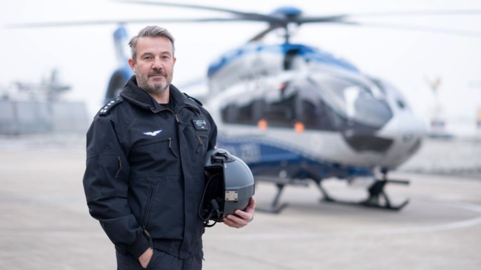Pilot Hubschrauberstaffel Polizei NRW vor einem Hubschrauber