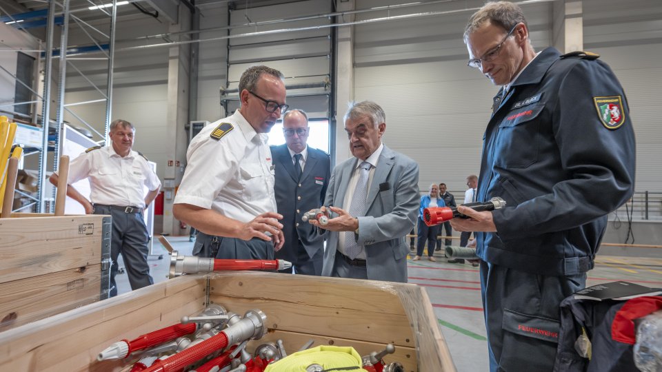 Katastrophenschutzlager NRW - Besichtigung mit Minister Reul 