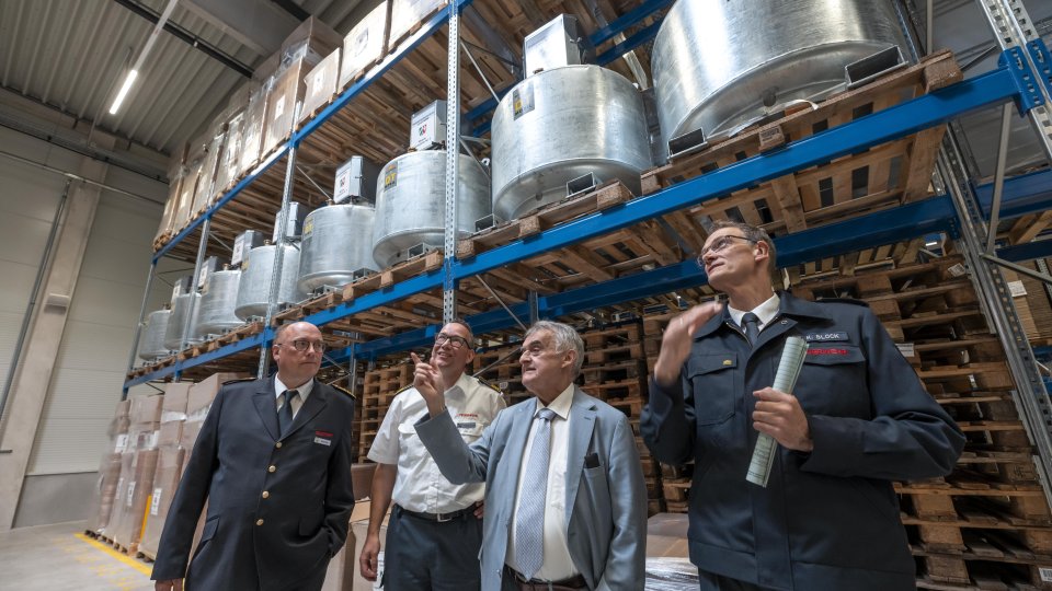 Katastrophenschutzlager NRW - Besichtigung mit Minister Reul