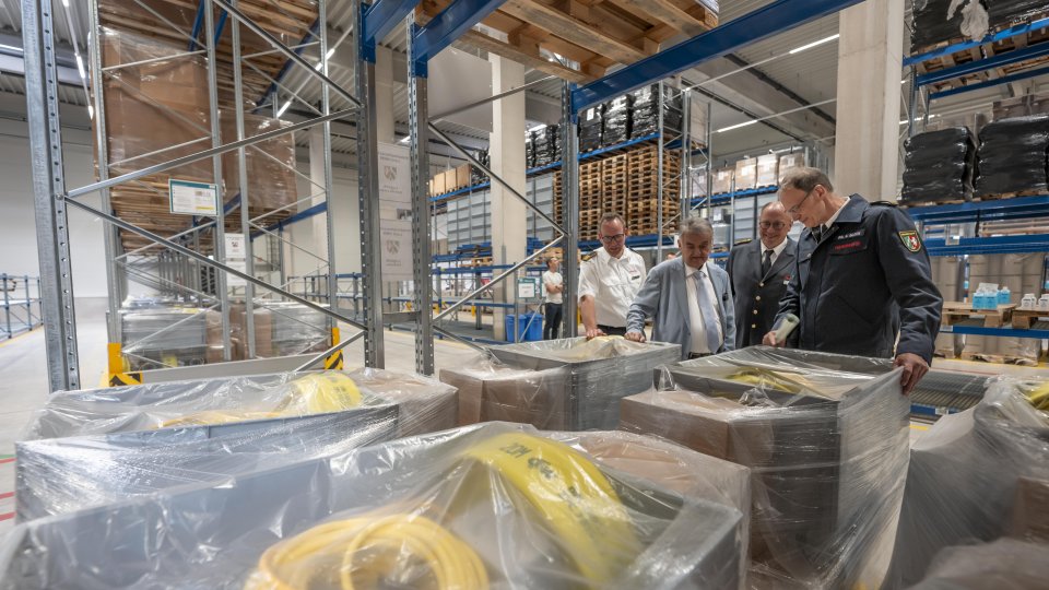 Katastrophenschutzlager NRW - Besichtigung mit Minister Reul