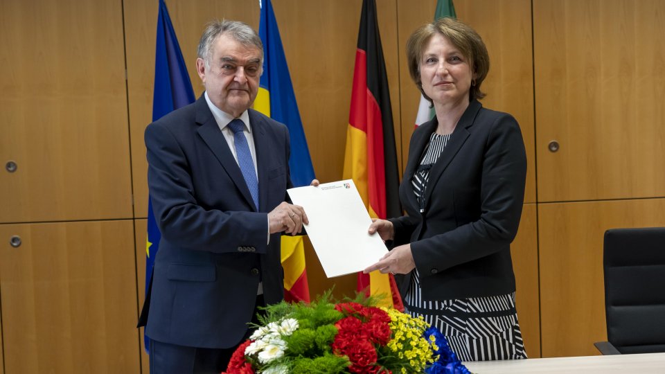 21.03.2022 Unterzeichnung Polizeiabkommen NRW und Rumänien, Minister Reul und Botschafterin Adriana-Loreta Stănescu