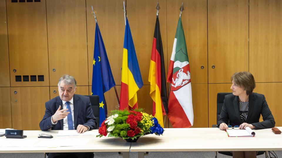 21.03.2022 Unterzeichnung Polizeiabkommen NRW und Rumänien, Minister Reul und Botschafterin Adriana-Loreta Stănescu