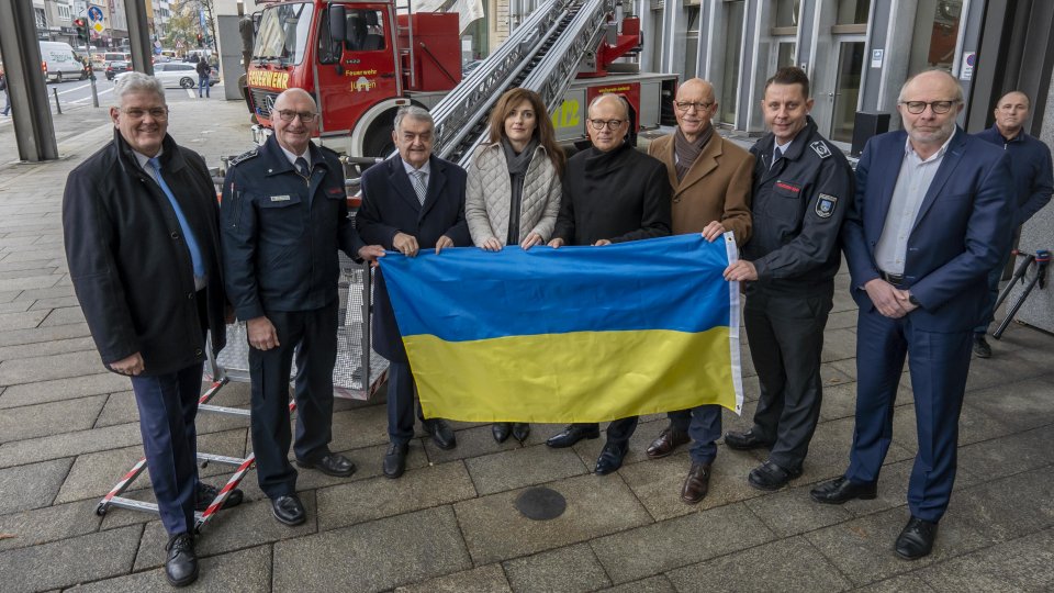 29.11.2022 Übergabe Drehleiter an Ukrainehilfe Delbrück, Gruppenbild mit Minister Reul