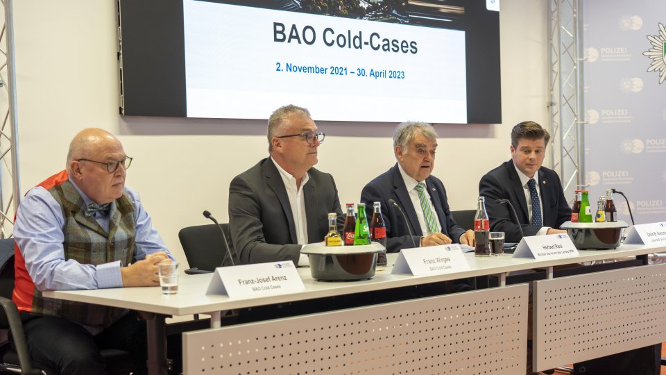 02.05.2023 Cold Cases Landeskriminalamt NRW,  Gruppenbild mit Minister Reul und den ehemaligen Ermittlern