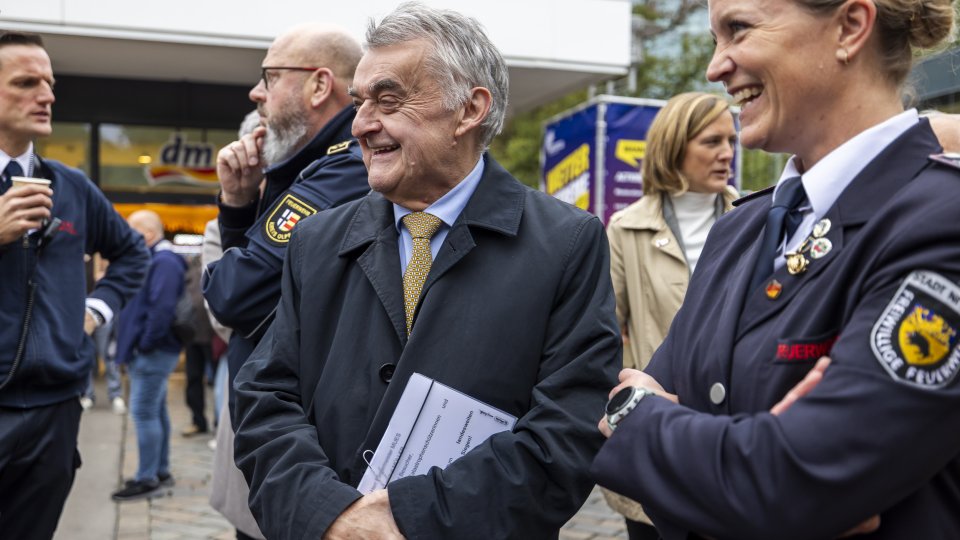 Minister Herbert Reul steht bei Einsatzkräften der Freiwilligen Feuerwehr