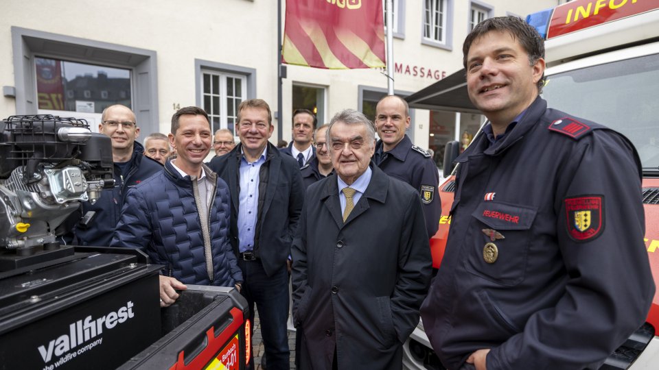 Minister Herbert Reul mit Einsatzkräften der Feuerwehr