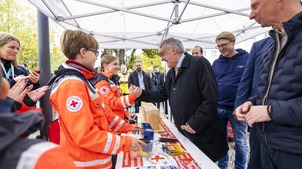 Minister Herbert Reul mit Einsatzkräften des DRK