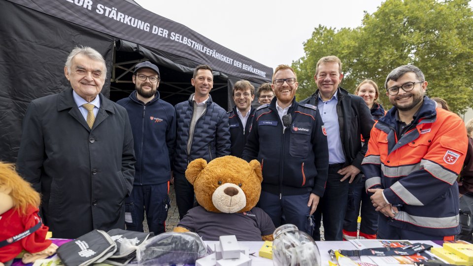 Minister Herbert Reul mit Einsatzkräften der Malteser
