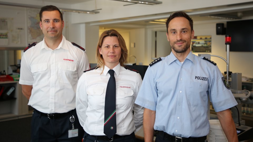 Feuerwehr und Polizei im Lagezentrum
