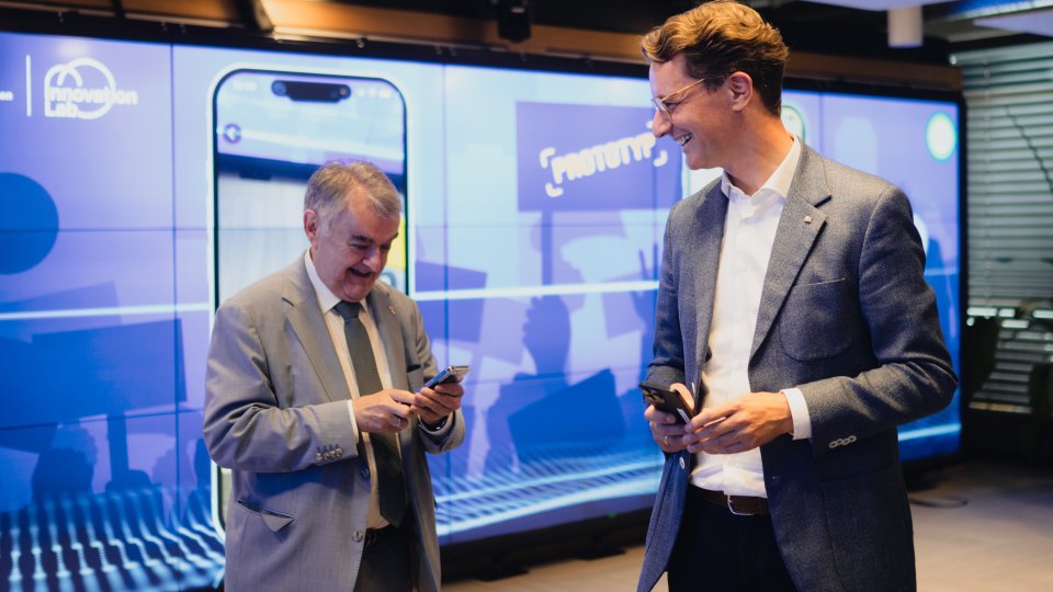 Innenminister Herbert Reul und Ministerpräsident Hendrik Wüst testen eine App für die Smartphones der Polizei NRW.