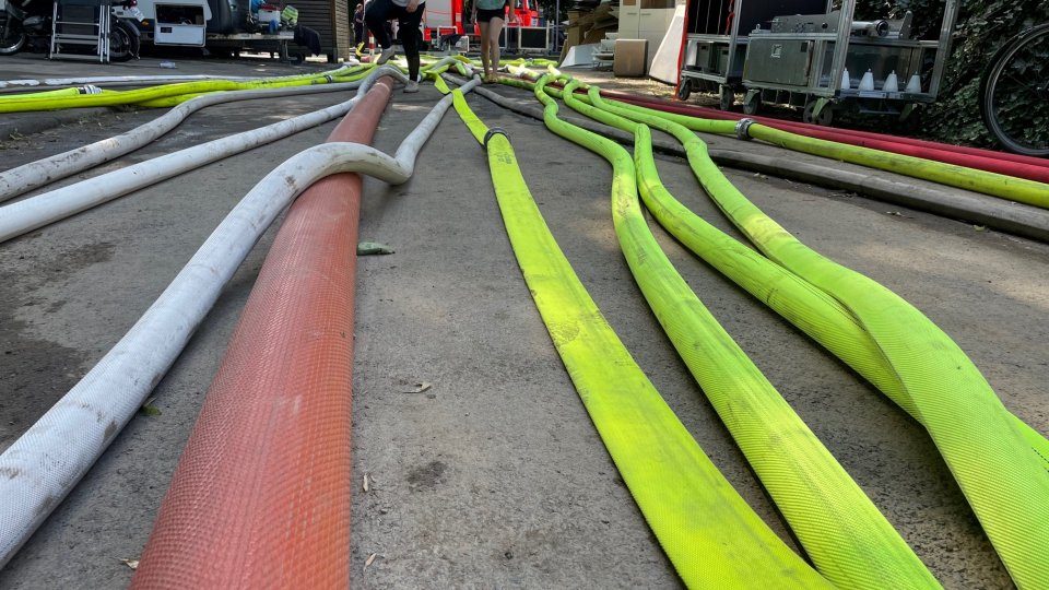 Starkregen - Schläuche beim Auspumpen