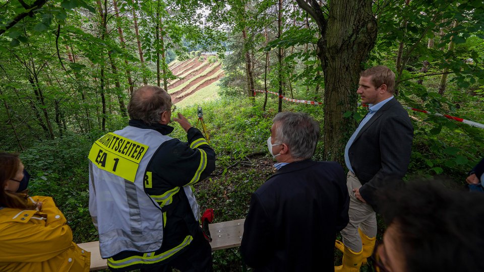 Starkregen - Minister Reul im Gespräch mit Abschnittsleiter 