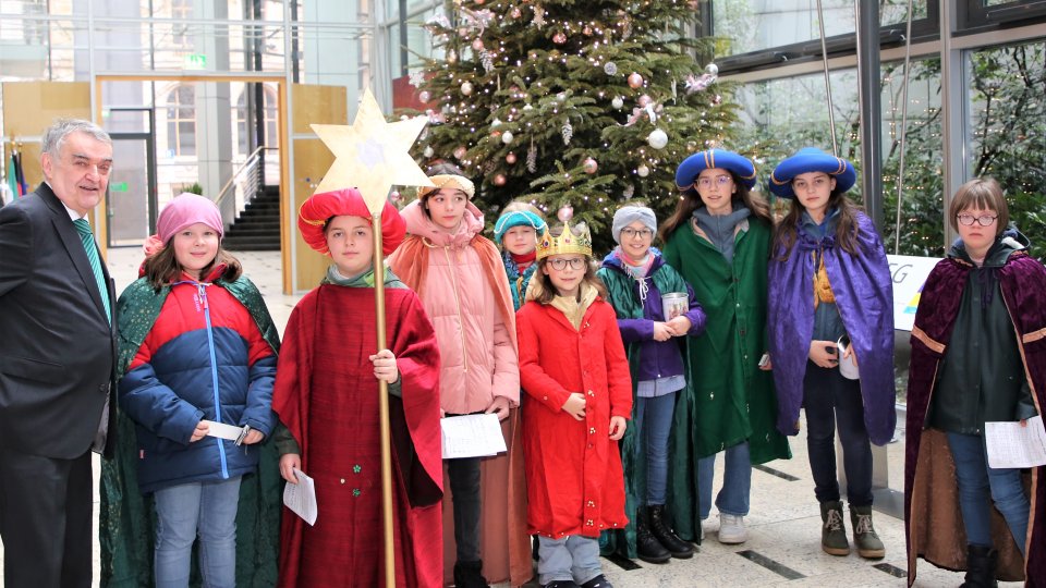 Innenminister Herbert Reul mit Sternsingern im Foyer des Innenministeriums