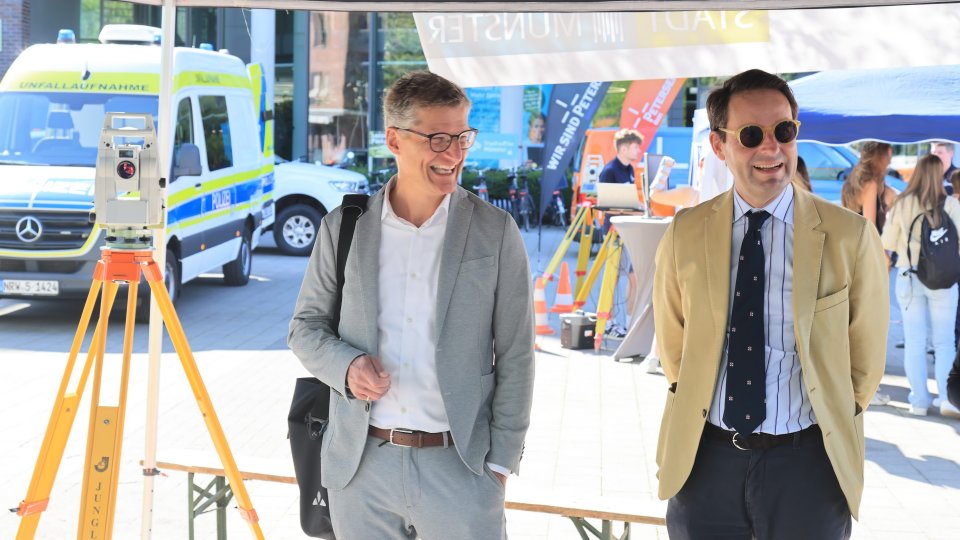 Oberbürgermeister Tilman Fuchs und Regierungspräsident Andreas Bothe hatten sichtlich Freude am Erlebnistag Geodäsie