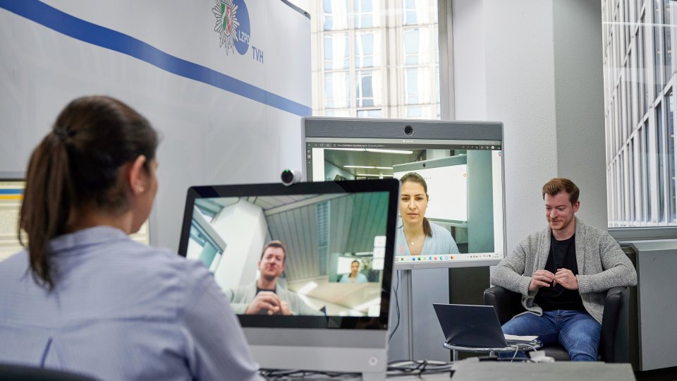 11.04.2022 videovernehmung Polizeipräsidium Düsseldorf, Bearbeiter an Computer und Laptop