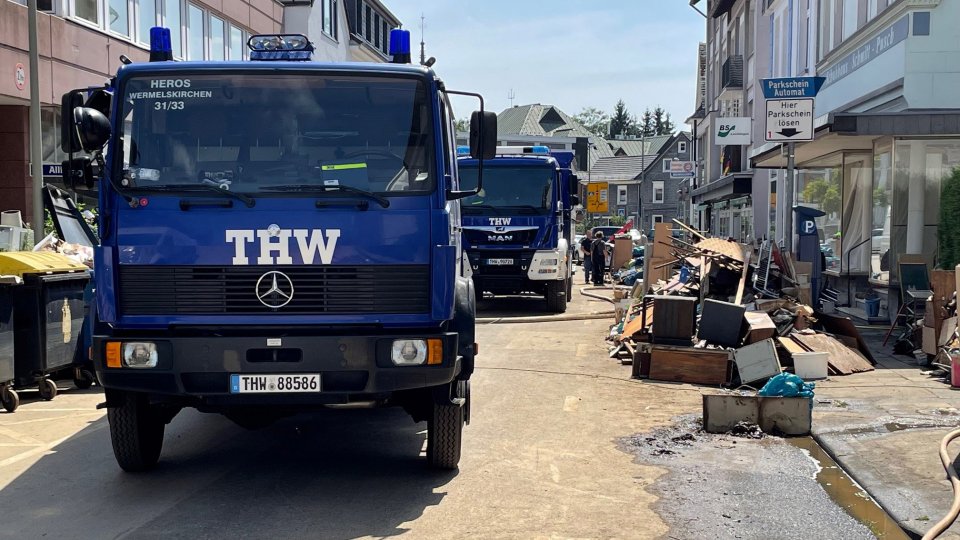 THW Wagen im Einsatz nach dem Starkregen in NRW