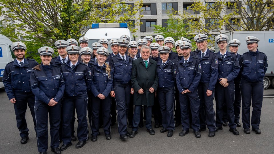 Gruppenfoto Polizeianwärterinnen- und anwärter mit Innenminister Herbert Reul