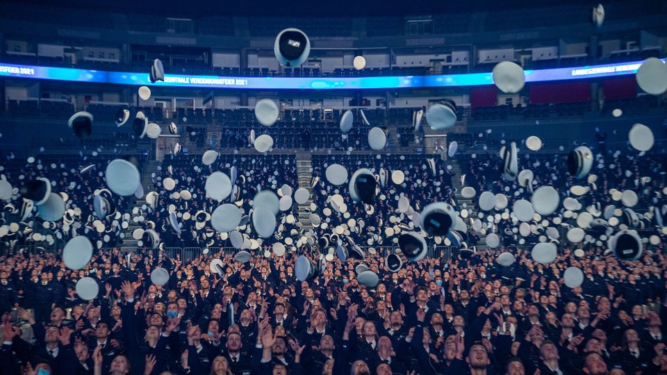 Zentrale Vereidigungsfeier Köln 16.09.2021 - Mützenwurf