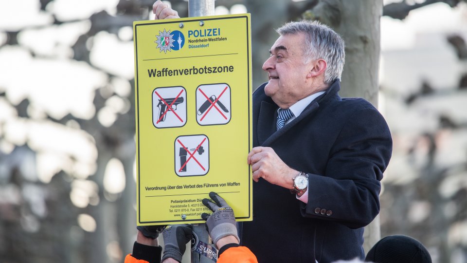 Minister Reul hängt symbolisch Schild auf zum Start Waffenverbotszone in Düsseldorf