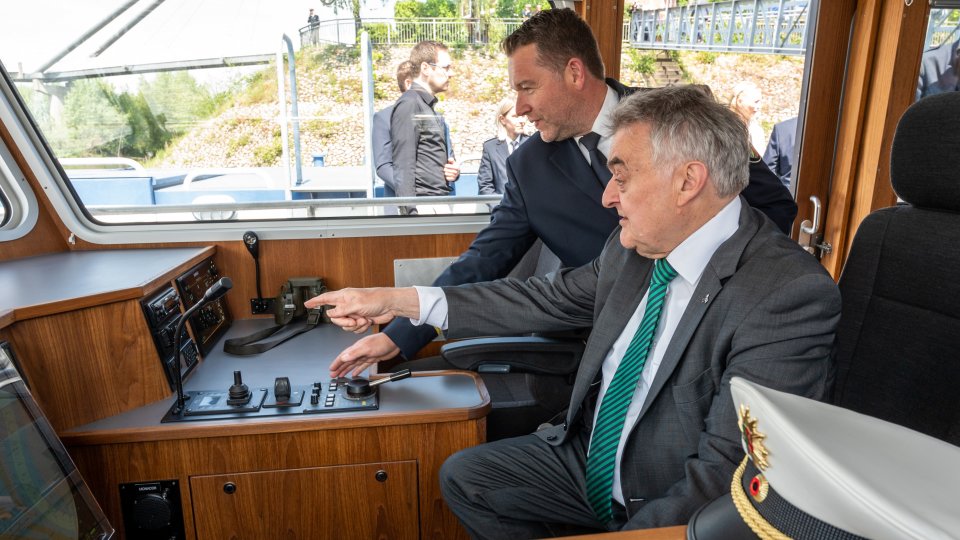 15.05.2023 Bootstaufe WSP2 iin Düsseldorf - Minister Reul im Cockpit des Bootes