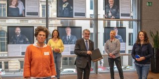 Ausstellung "Der Mensch dahinter", Minister Reul mit Initiatoren