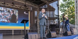 NRW-Innenminister Herbert Reul steht auf der Bühne beim Katastrophenschutztag in Coesfeld.