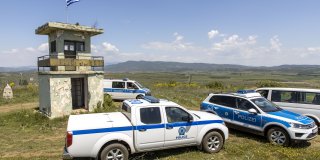 Das Foto zeigt Streifewagen im Frontexeinsatz an der griechischen Außengrenze