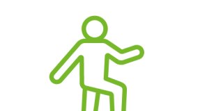 Eine Person geht eine Treppe hoch