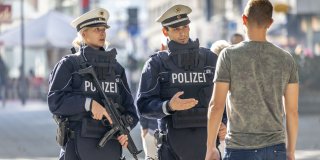 Polizisten im Gespräch