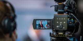Kamera bei Pressekonferenz