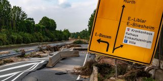 Starkregen - Zerstörte Fahrbahn Blessem