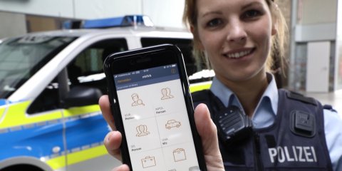 Start Auslieferung Handys für Polizei NRW-  Polizistin mit Handy