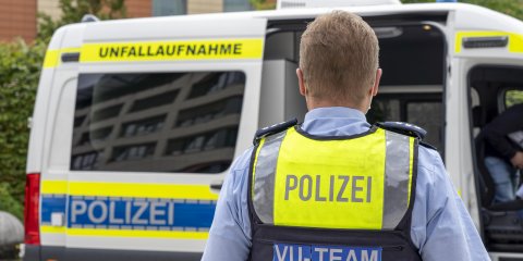 Vorstellung VU-Teams Köln 02.08.2021 - Polizeiwagen und Polizist mit Weste VU-Team
