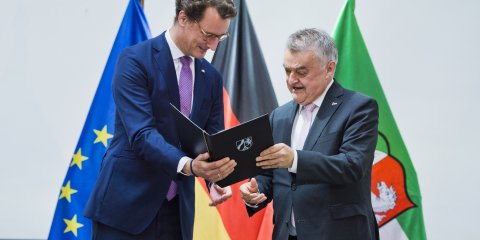29.06.2022 Ernennung und Vereidigung 2. Amtszeit - Ministerpräsident Wüst übergibt Urkunde an Minister Reul