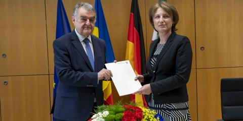 21.03.2022 Unterzeichnung Polizei-Abkommen NRW und Rumänien, Minister Reul und rumänische GenralkonsulinGeneralkonsulin