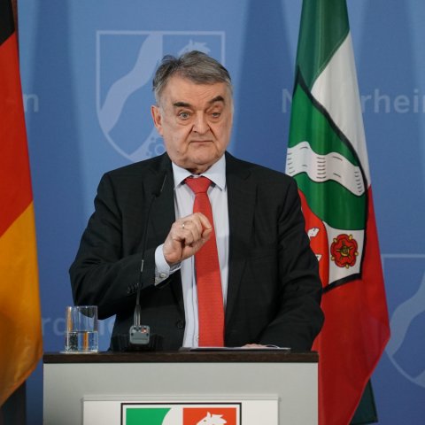 Minister Herbert Reul beim Presse-Briefing am 14.04.2020
