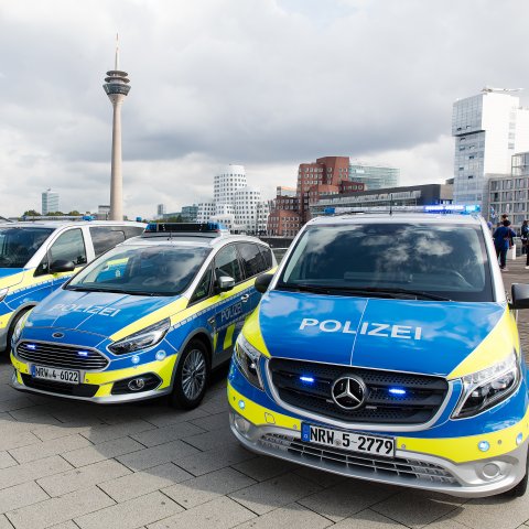 Neue Streifenwagen für die Polizei - Gruppenbild
