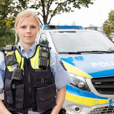 Einführung Bodycam für Polizei NRW - Polizistin vor Streifenwagen