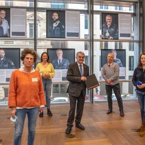 Ausstellung "Der Mensch dahinter", Minister Reul mit Initiatoren