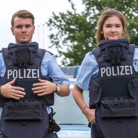Polizistin und Polizist mit Schutzweste