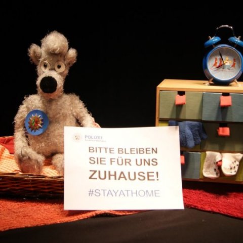 Stofftier und Schubladen der Polizei-Puppenbühne Dortmund