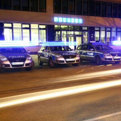 Streifenwagen vor Polizeiwache